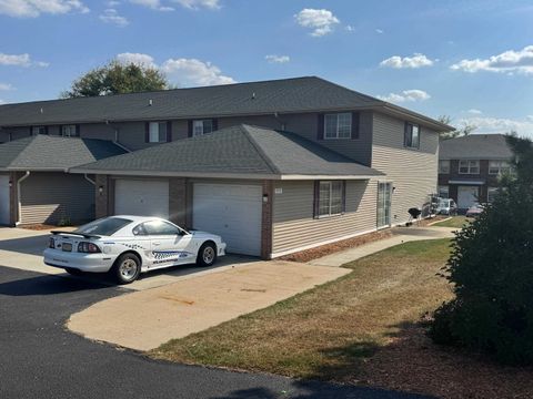 Photo of 1935 Lafayette Drive, Janesville, WI 53546 (MLS # 2010154)