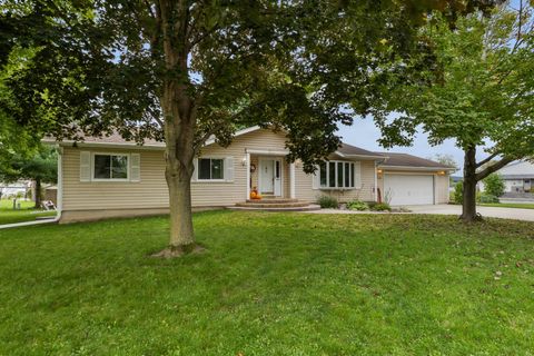 Photo of 914 Marshall Drive, Mauston, WI 53948 (MLS # 2009562)