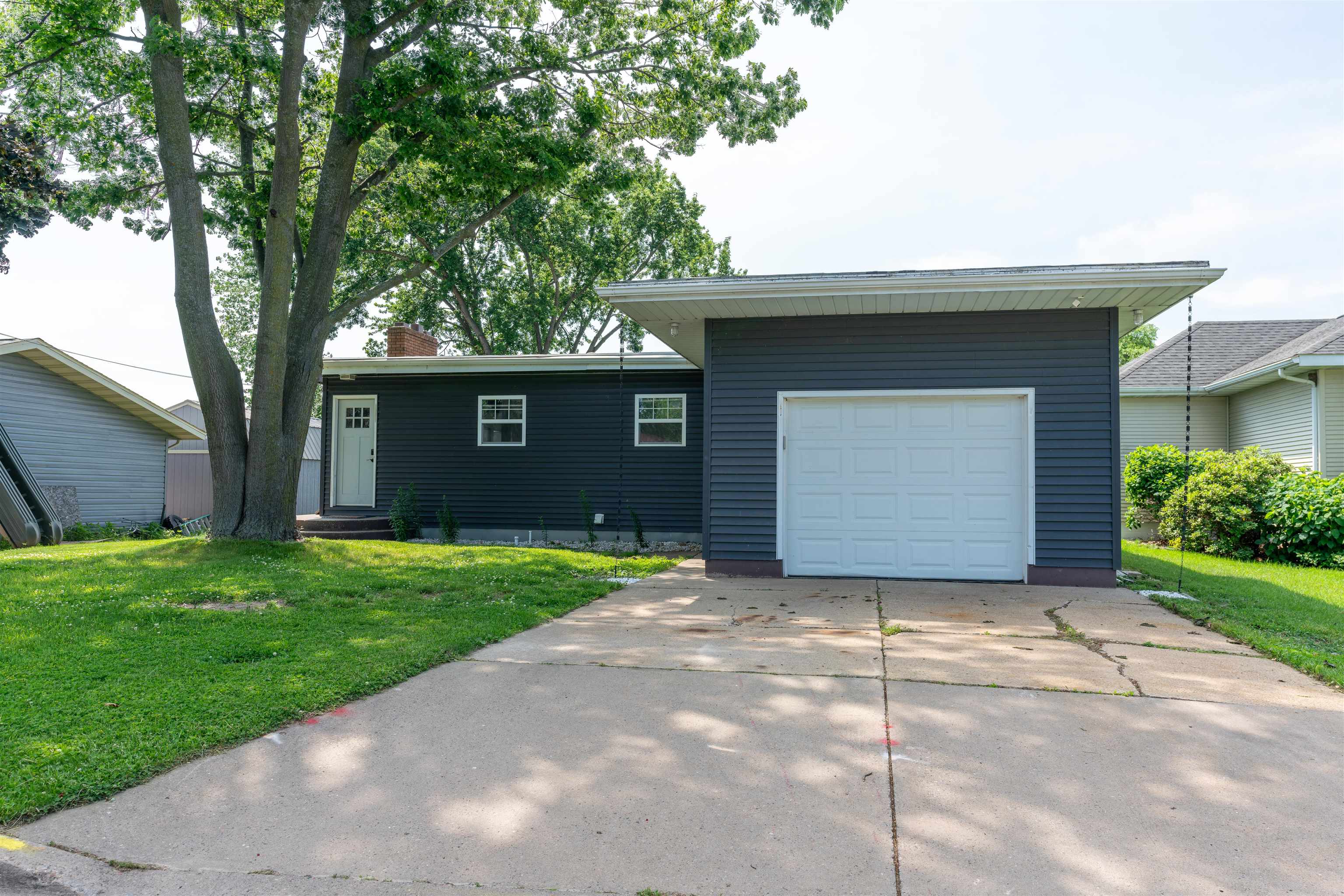 1326 Lakeview Drive