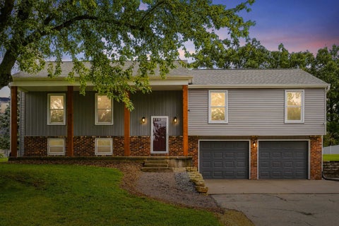 Photo of 975 Hillcrest Circle, Platteville, WI 53818 (MLS # 2033260)