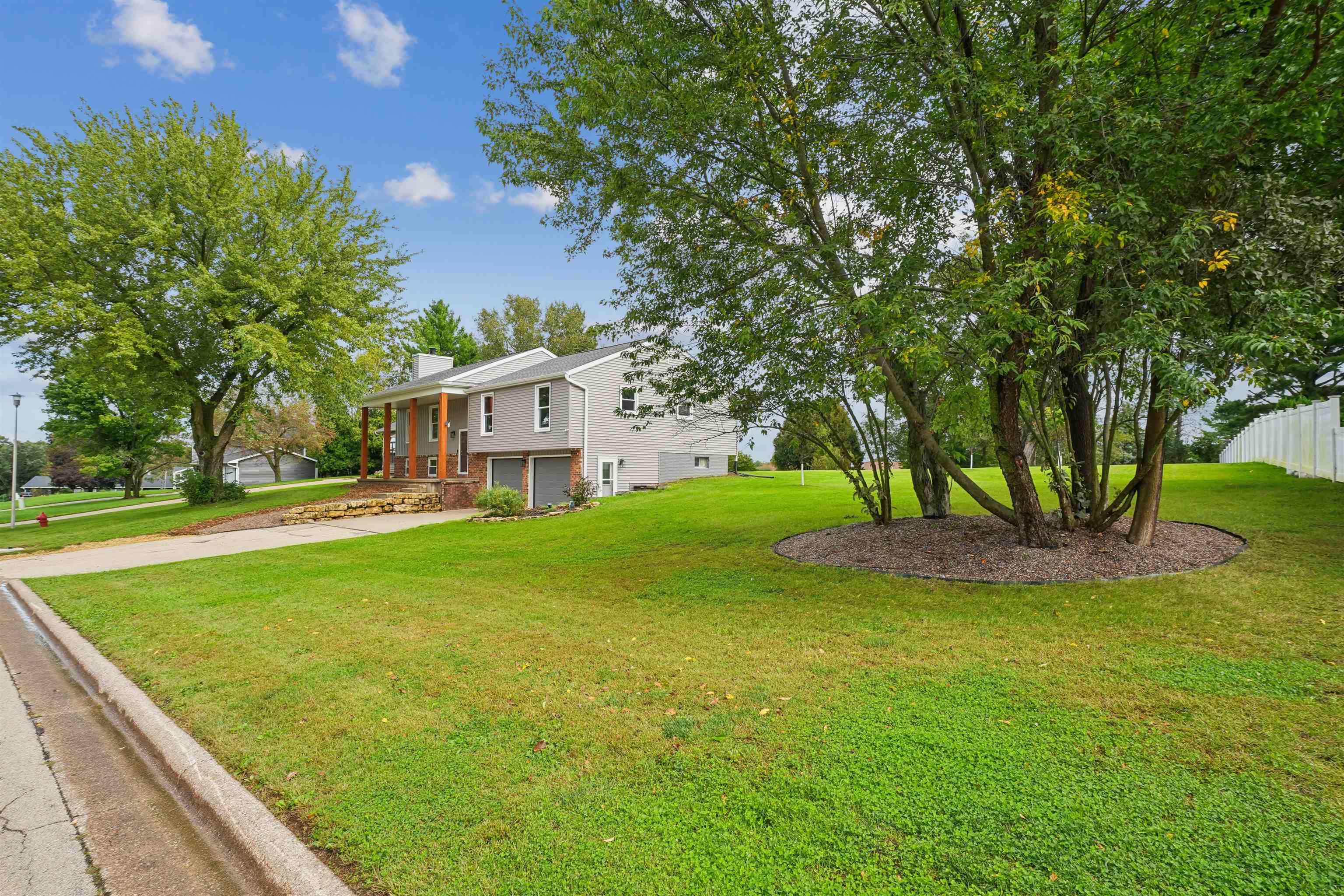 975 Hillcrest Circle