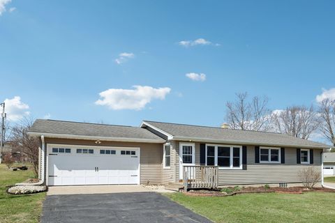 Photo of 402 S Lindsey Street, Dodgeville, WI 53533 (MLS # 2020367)