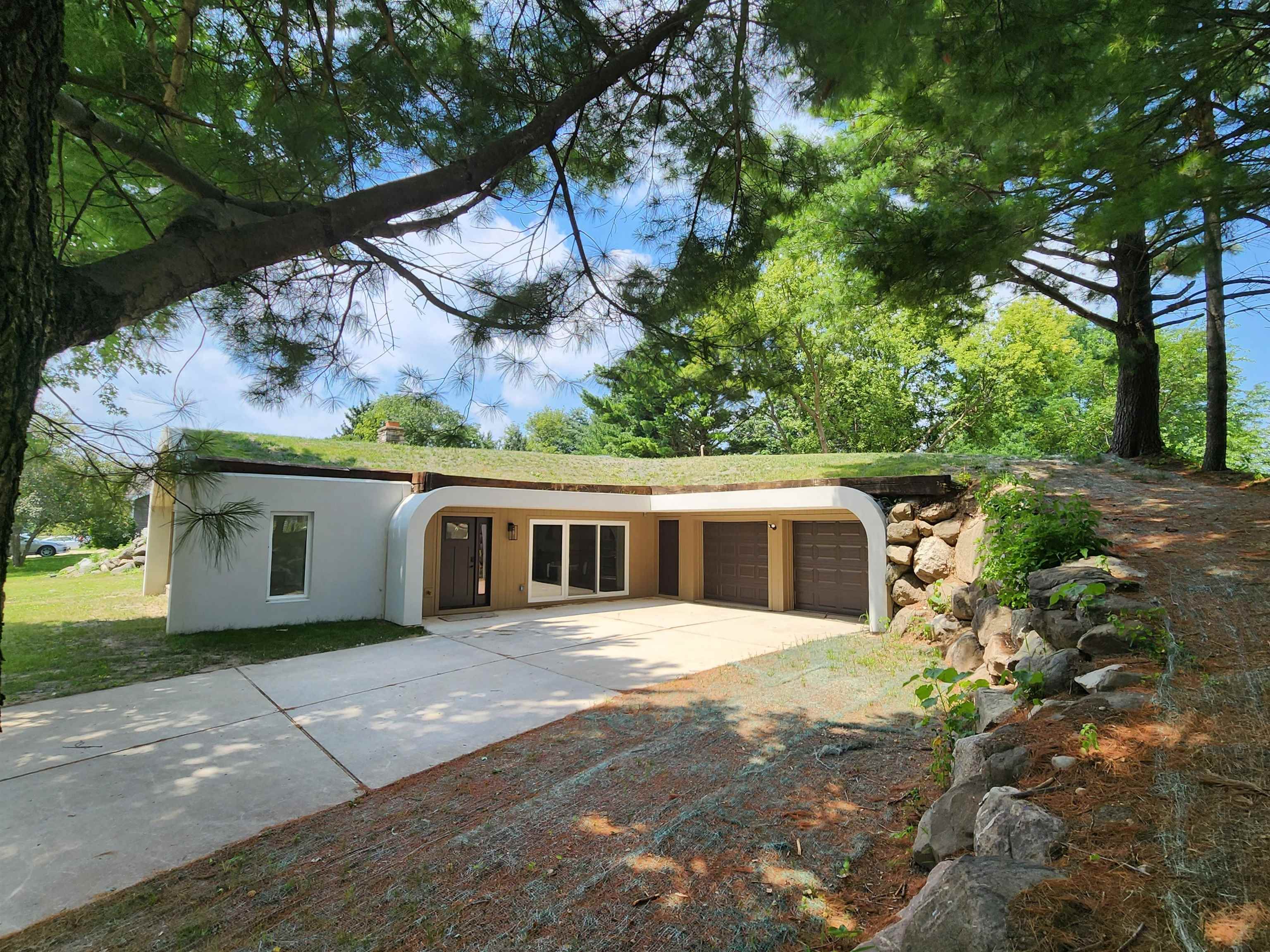3486 Whytecliff Way