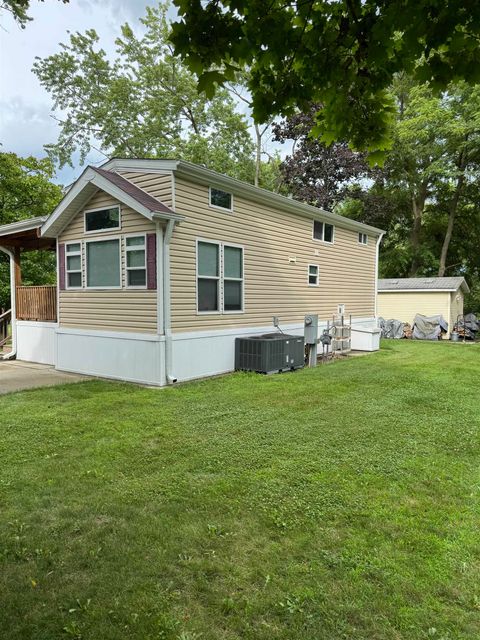 Photo of 414 Skyline Drive, Edgerton, WI 53534 (MLS # 2004582)