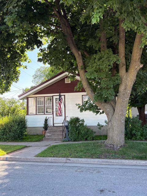 Photo of 115 N Prairie Street, Prairie Du Chien, WI 53821 (MLS # 2024528)
