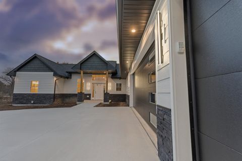 Tiny photo for 5611 N Vista Lane 5611 #5611, Janesville, WI 53548 (MLS # 2013025)