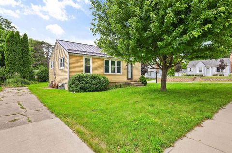 Photo of 426 Hillcrest Drive, Sun Prairie, WI 53590 (MLS # 2014297)
