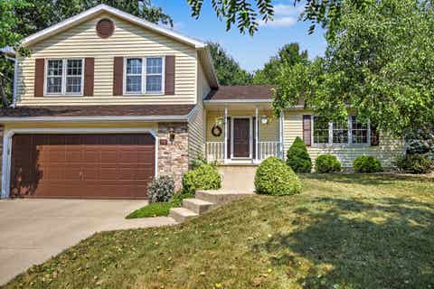 Photo of 717 Cresthaven Drive, Cottage Grove, WI 53527 (MLS # 2029463)