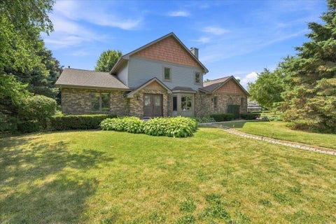 Photo of 911 Thomas Drive, Sun Prairie, WI 53590 (MLS # 2029872)