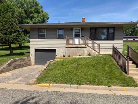 Photo of 404 N Brooklyn Avenue, Elroy, WI 53929 (MLS # 2026554)