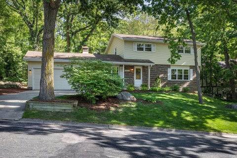 Photo of 927 Camp Fire Drive, Sun Prairie, WI 53590 (MLS # 2024721)