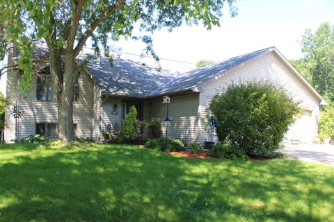 Photo of 2071 Yahara Drive, Stoughton, WI 53589 (MLS # 2031368)