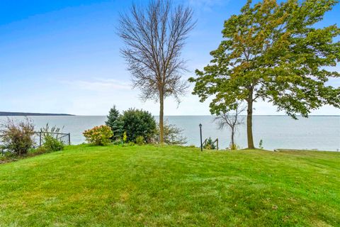 Photo of W5565 Firelane 12 Road, Menasha, WI 54952 (MLS # 2010964)