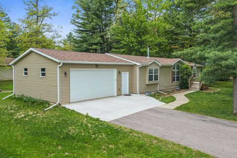 Photo of 148 Cliffside Drive, Wisconsin Dells, WI 53965 (MLS # 2024329)