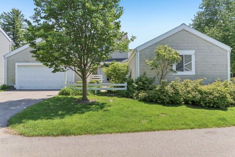 Photo of 19 Oak Creek Trail, Madison, WI 53717 (MLS # 2024408)