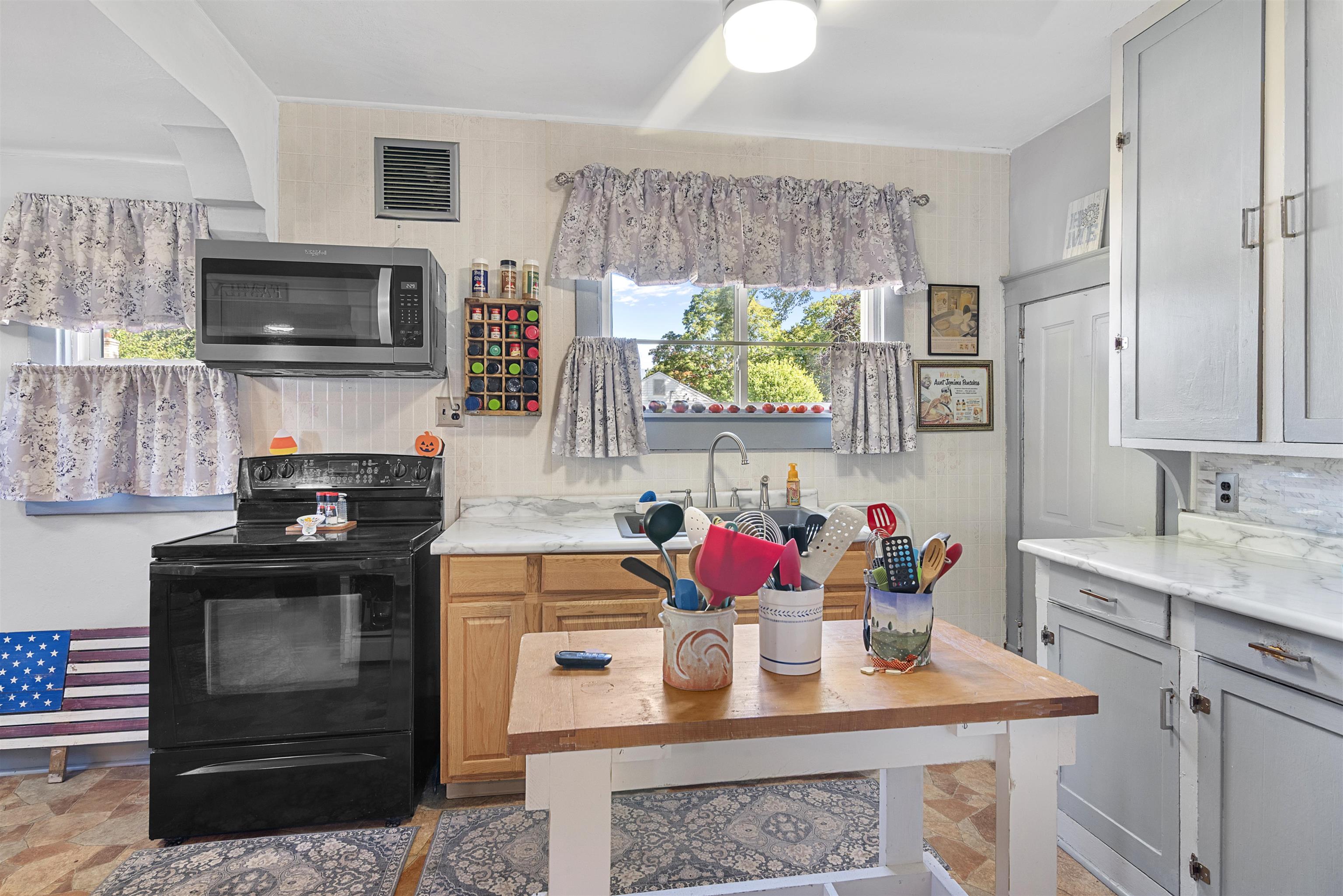 Beloit, Wisconsin 53511, United States, 3 Bedrooms Bedrooms, ,2 BathroomsBathrooms,Residential,Active,220378