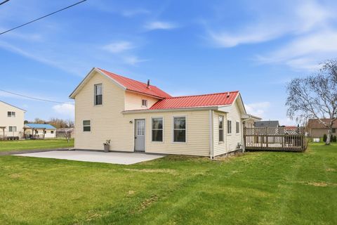 Photo of 2425 S Oakhill Avenue, Janesville, WI 53546 (MLS # 2020729)