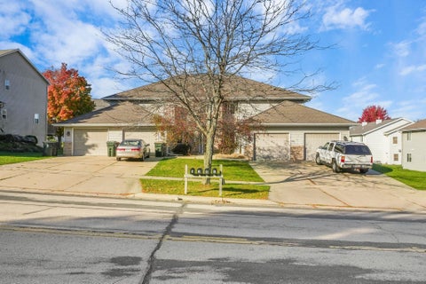 Photo of 586 N Westmount Drive, Sun Prairie, WI 53590 (MLS # 2035236)