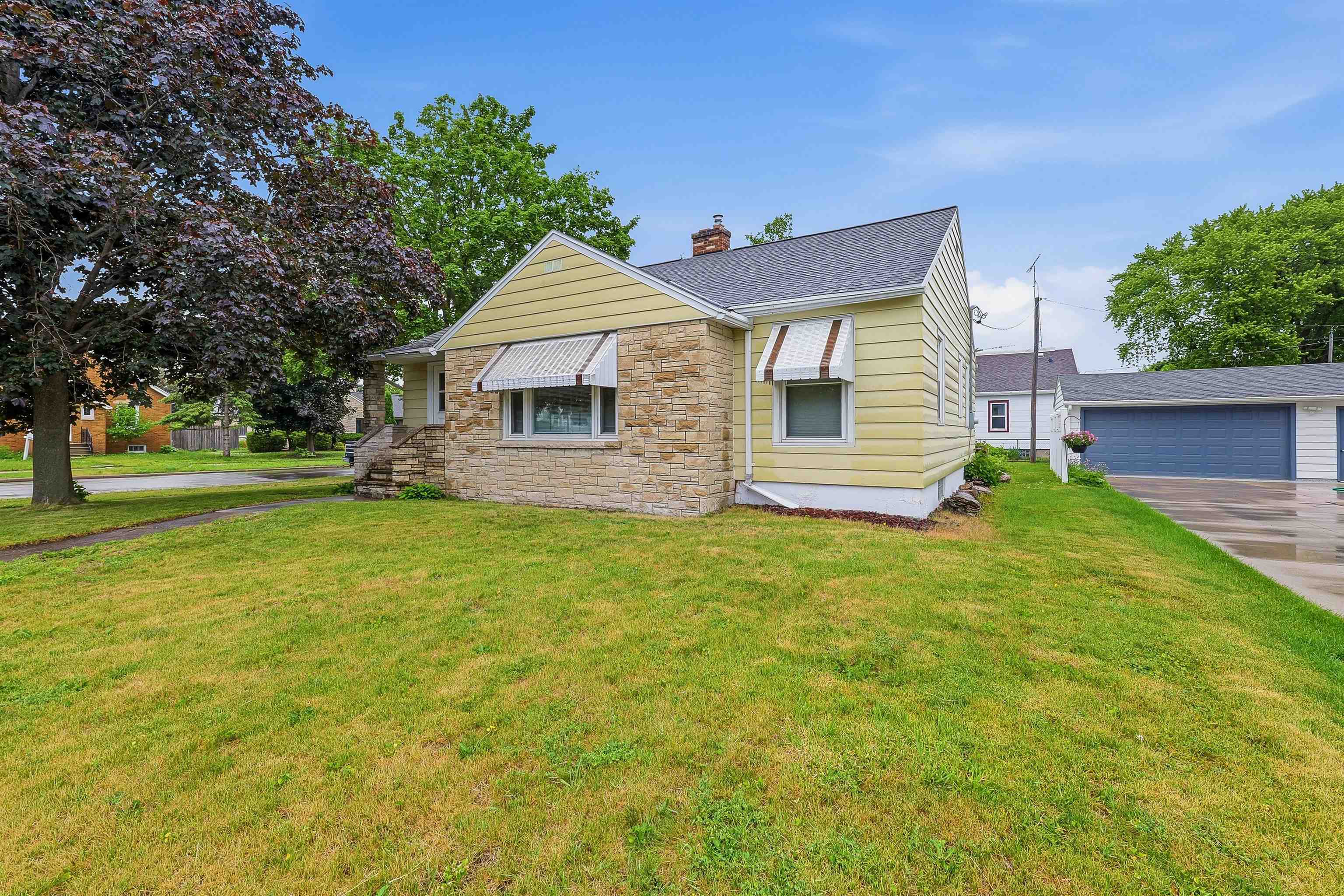 Photo 1 of 31 — 327 E ARNDT Street, Fond Du Lac, WI 54935
