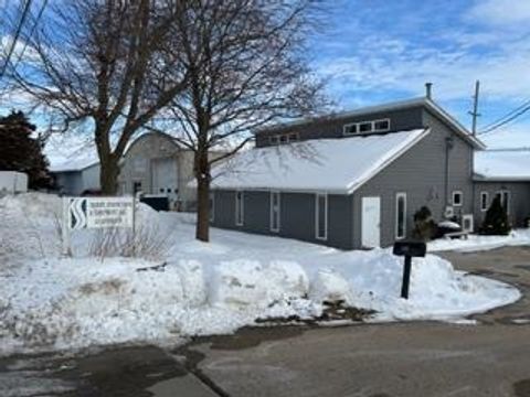 Photo of 431 Linnerud Drive, Sun Prairie, WI 53590 (MLS # 2018864)