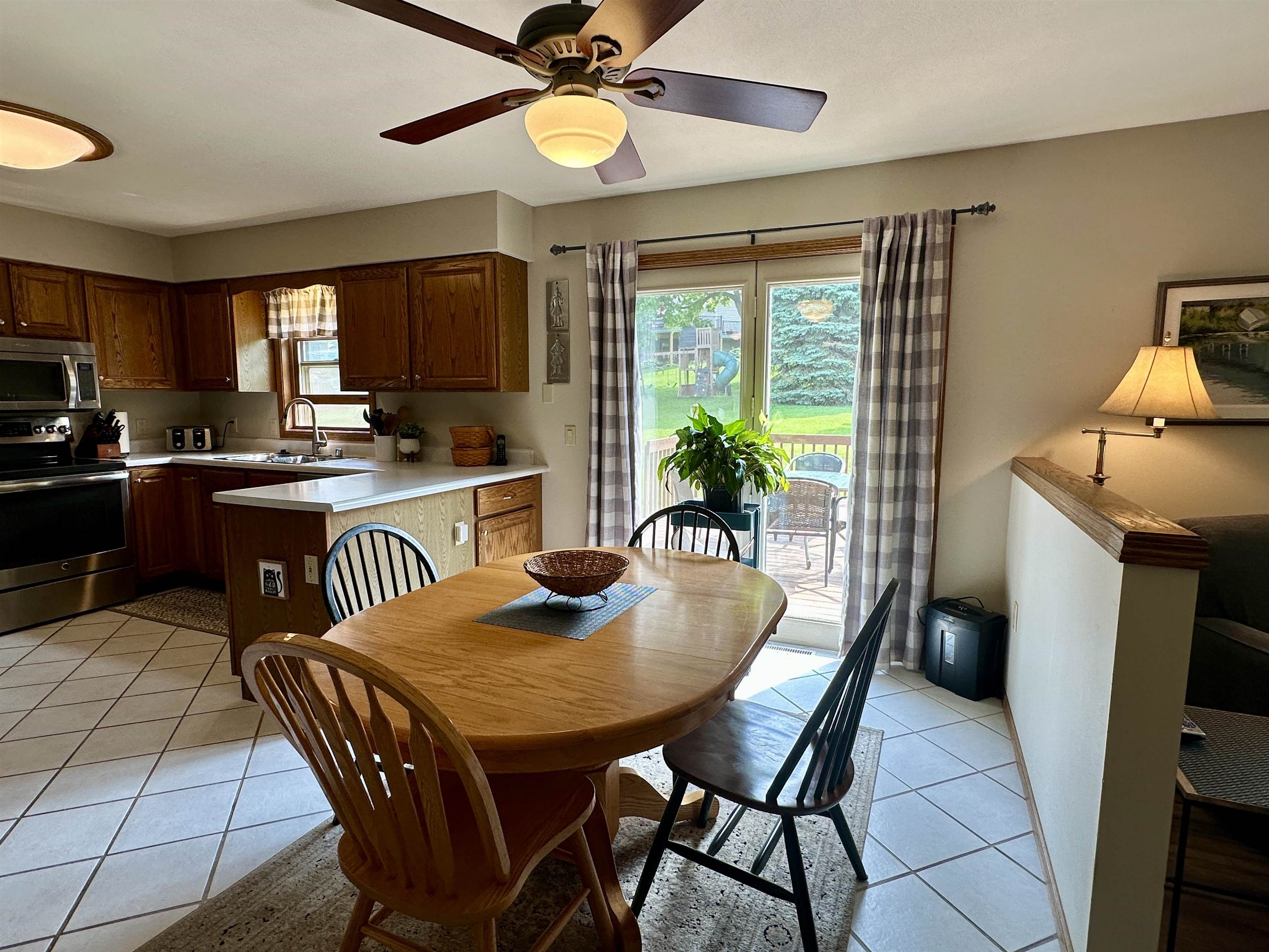 Stoughton, Wisconsin 53589, United States, 3 Bedrooms Bedrooms, ,3 BathroomsBathrooms,Residential,Pending,140940