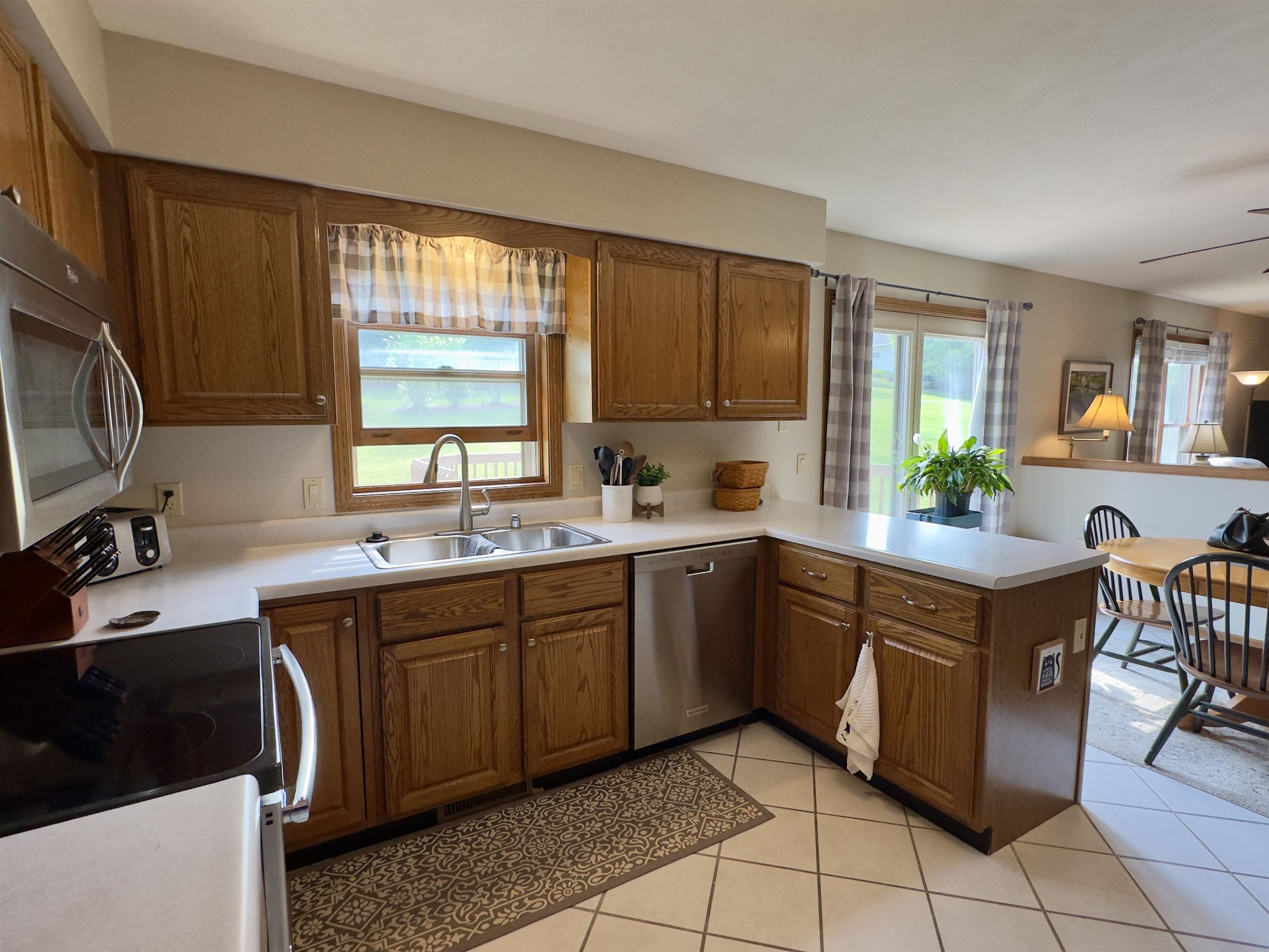 Stoughton, Wisconsin 53589, United States, 3 Bedrooms Bedrooms, ,3 BathroomsBathrooms,Residential,Pending,140940