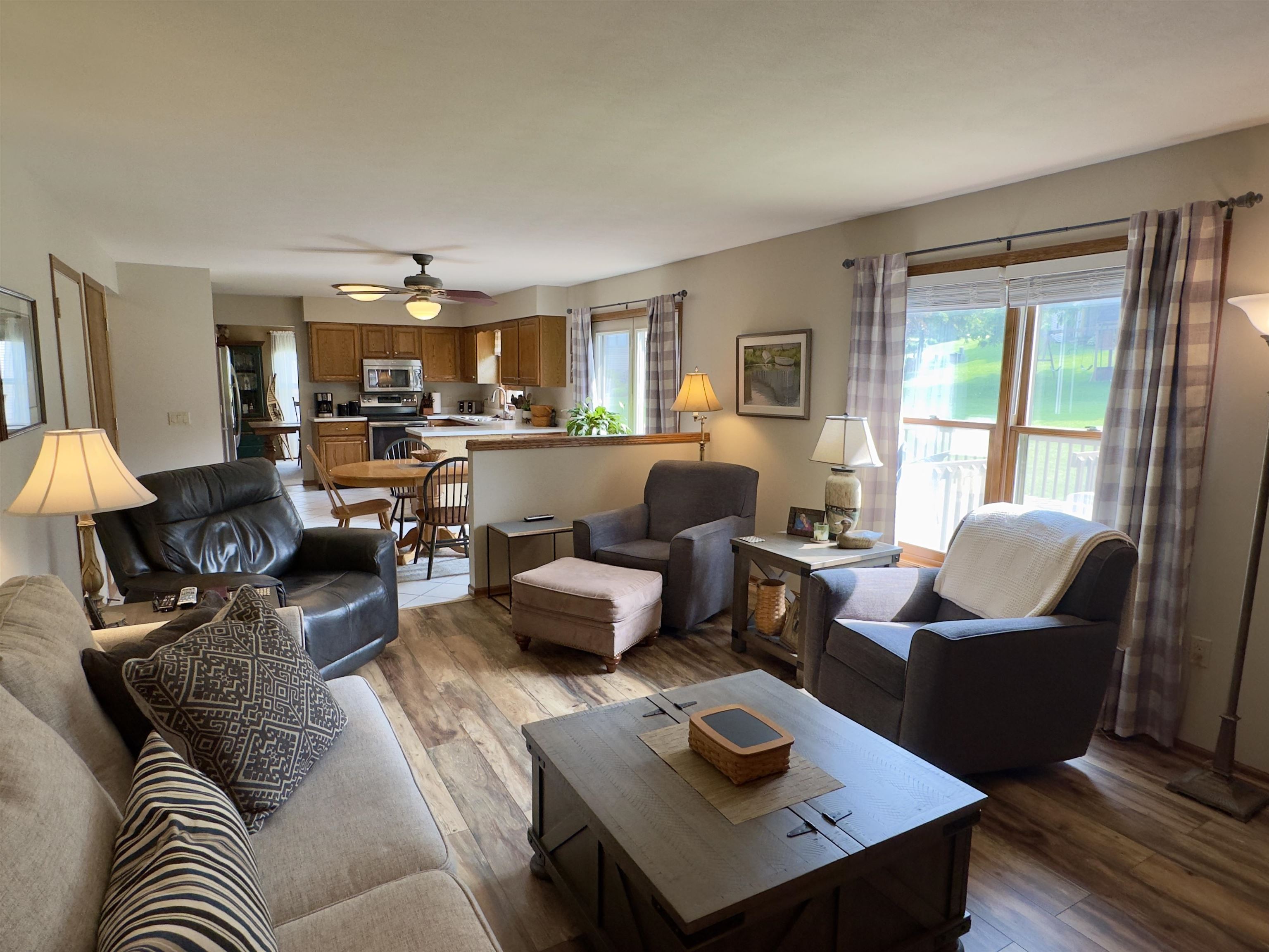 Stoughton, Wisconsin 53589, United States, 3 Bedrooms Bedrooms, ,3 BathroomsBathrooms,Residential,Pending,140940