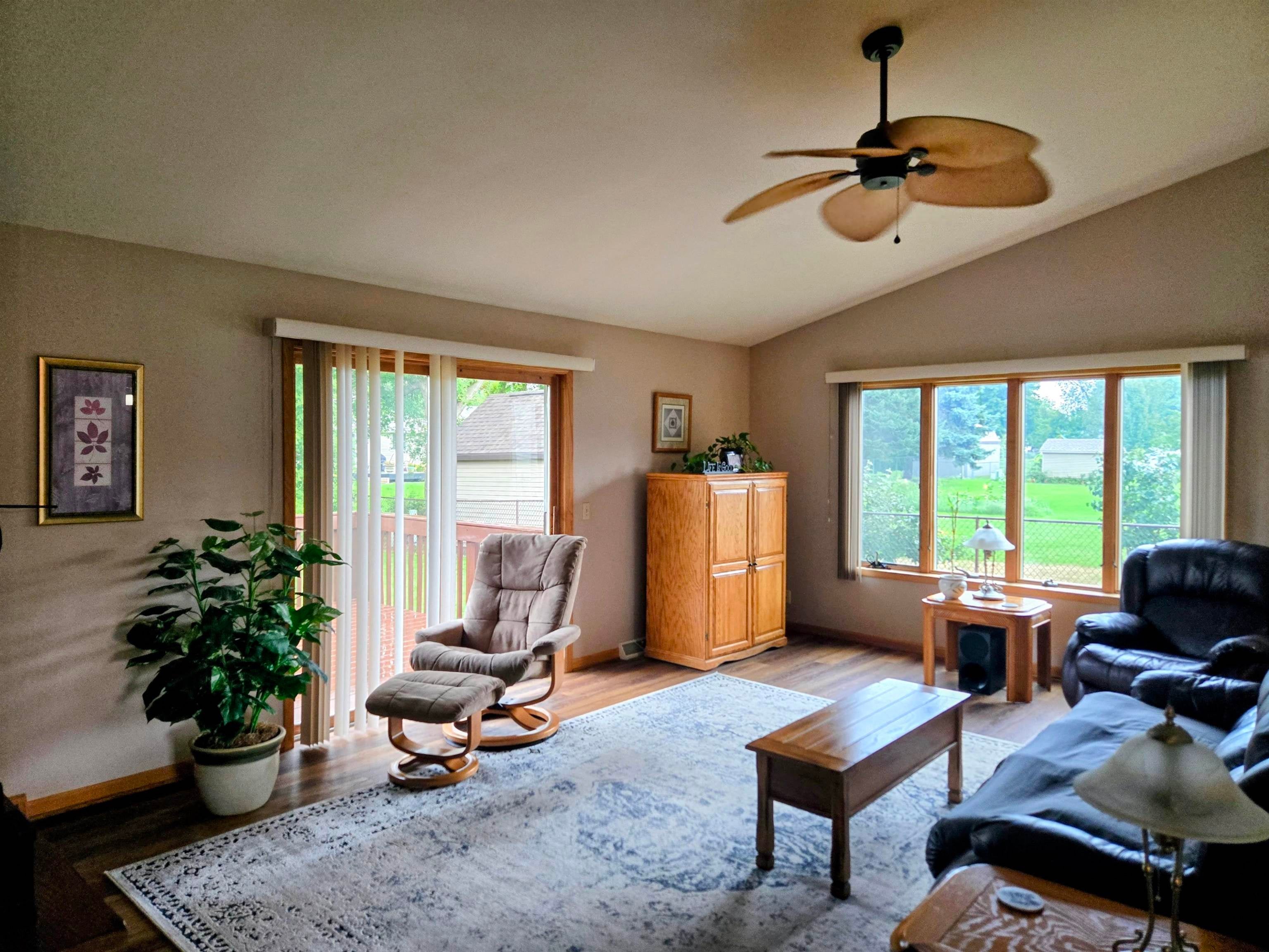 1604 Evergreen Drive - Photo 2
