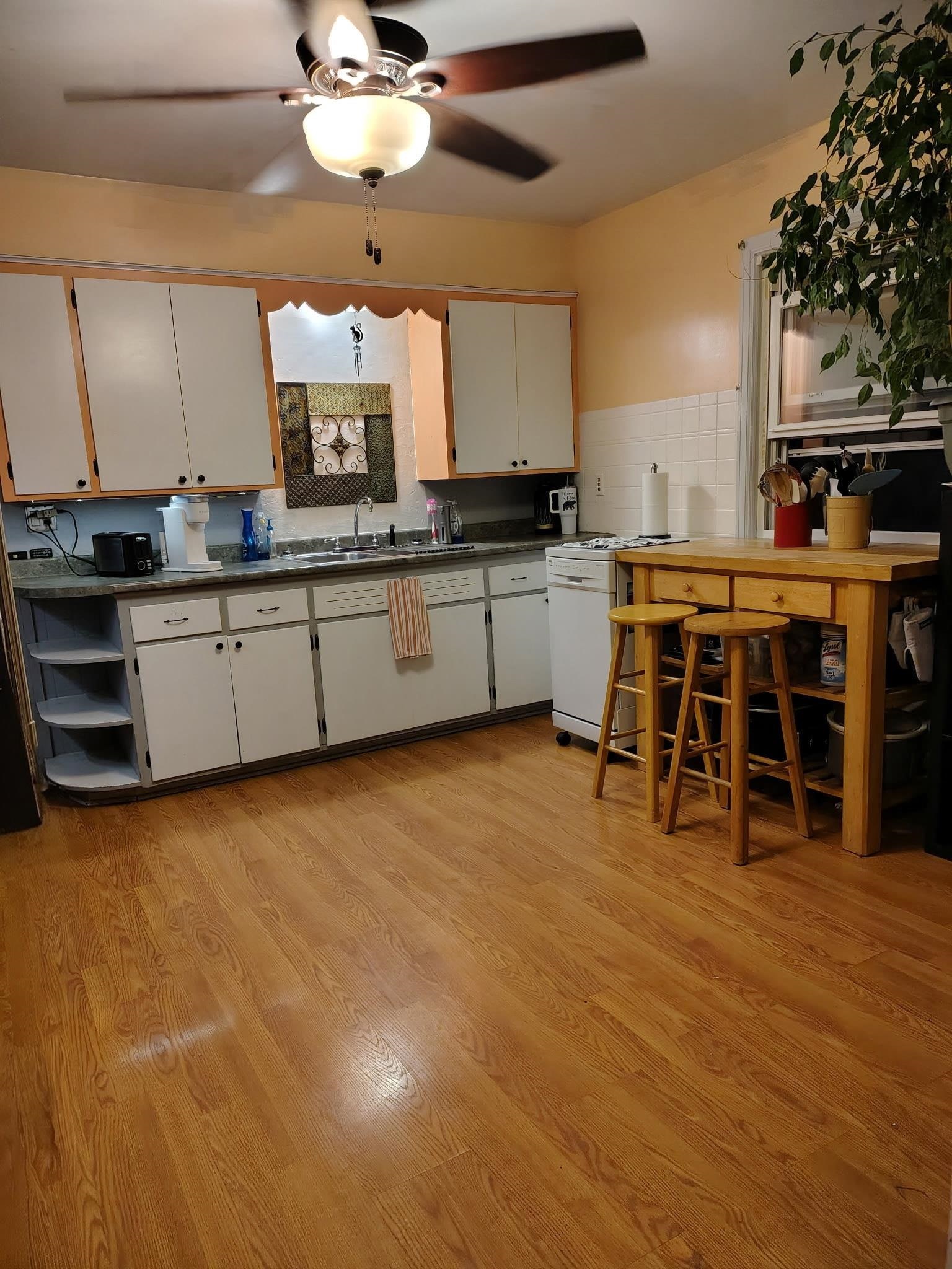 South Milwaukee, Wisconsin 53172, United States, 2 Bedrooms Bedrooms, ,1 BathroomBathrooms,Residential,Active,231477