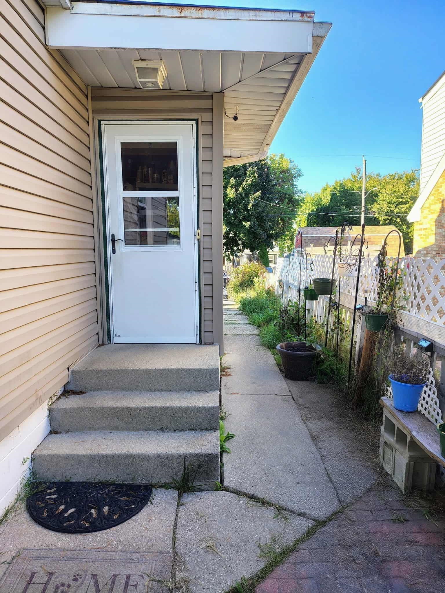 South Milwaukee, Wisconsin 53172, United States, 2 Bedrooms Bedrooms, ,1 BathroomBathrooms,Residential,Active,231477