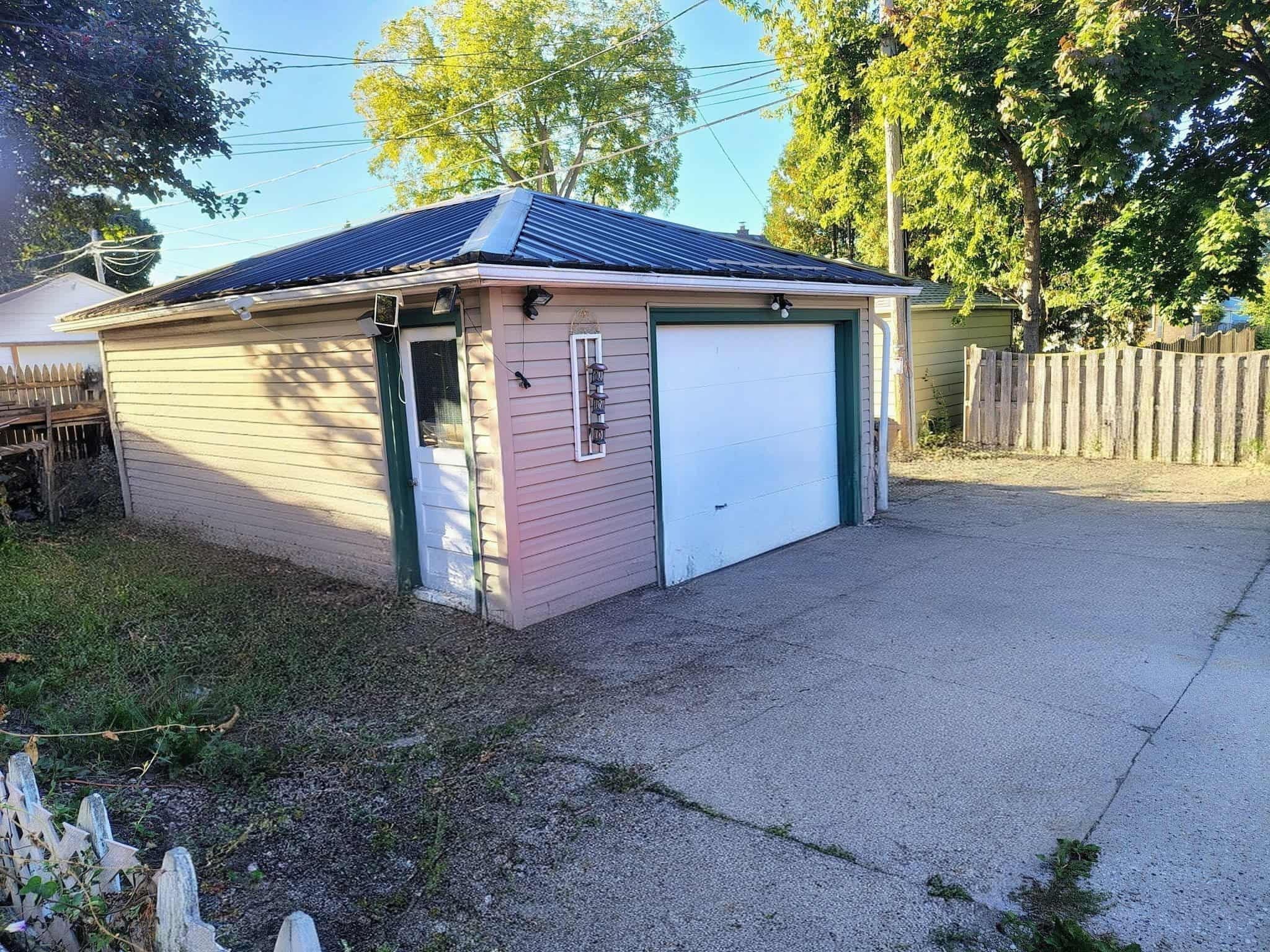 South Milwaukee, Wisconsin 53172, United States, 2 Bedrooms Bedrooms, ,1 BathroomBathrooms,Residential,Active,231477