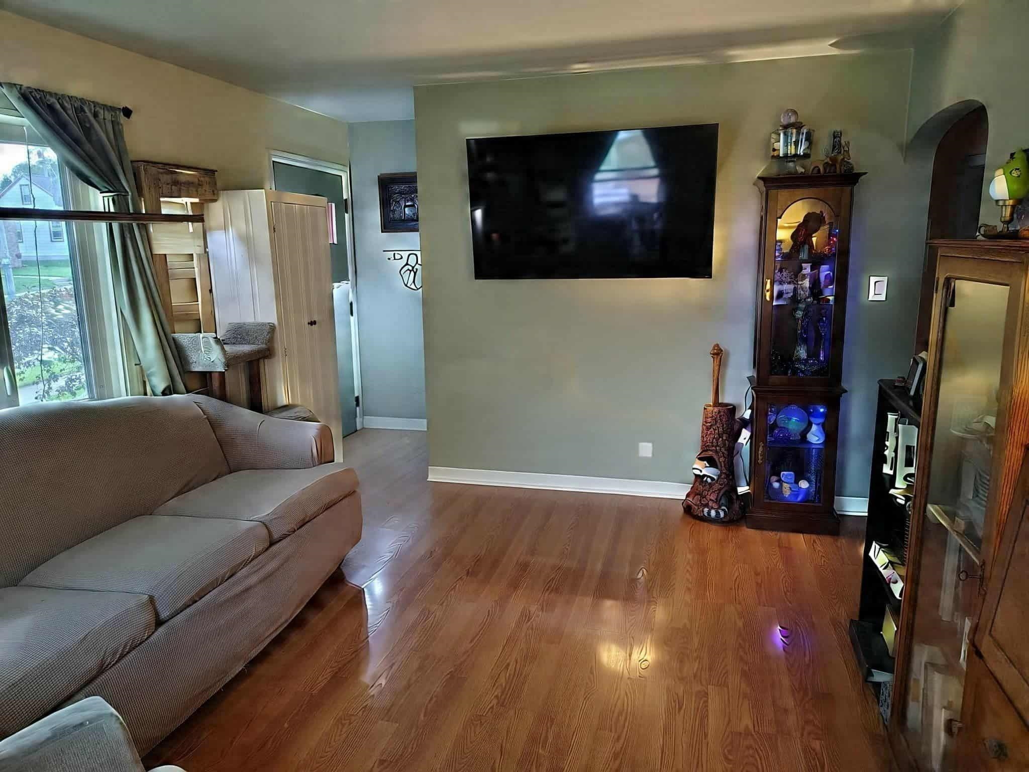 South Milwaukee, Wisconsin 53172, United States, 2 Bedrooms Bedrooms, ,1 BathroomBathrooms,Residential,Active,231477