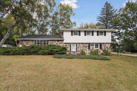 Photo of 2504 Dartmouth Drive, Janesville, WI 53548 (MLS # 2010453)