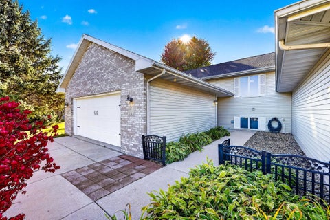 Photo of 3165 Edmonton Drive, Sun Prairie, WI 53590 (MLS # 2034174)