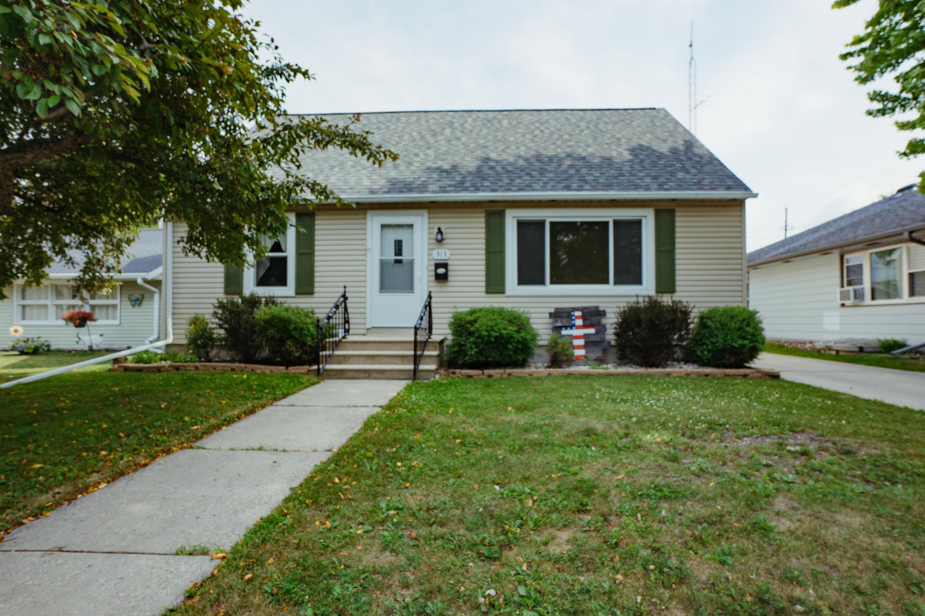 Photo 1 of 31 — 313 15TH Street, Fond Du Lac, WI 54935