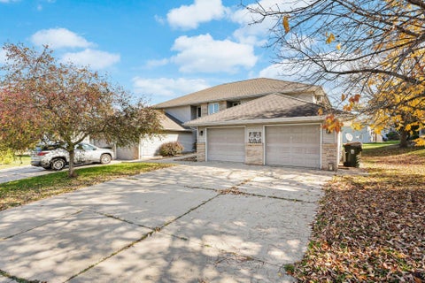 Photo of 585 Kelvington Drive, Sun Prairie, WI 53590 (MLS # 2035233)