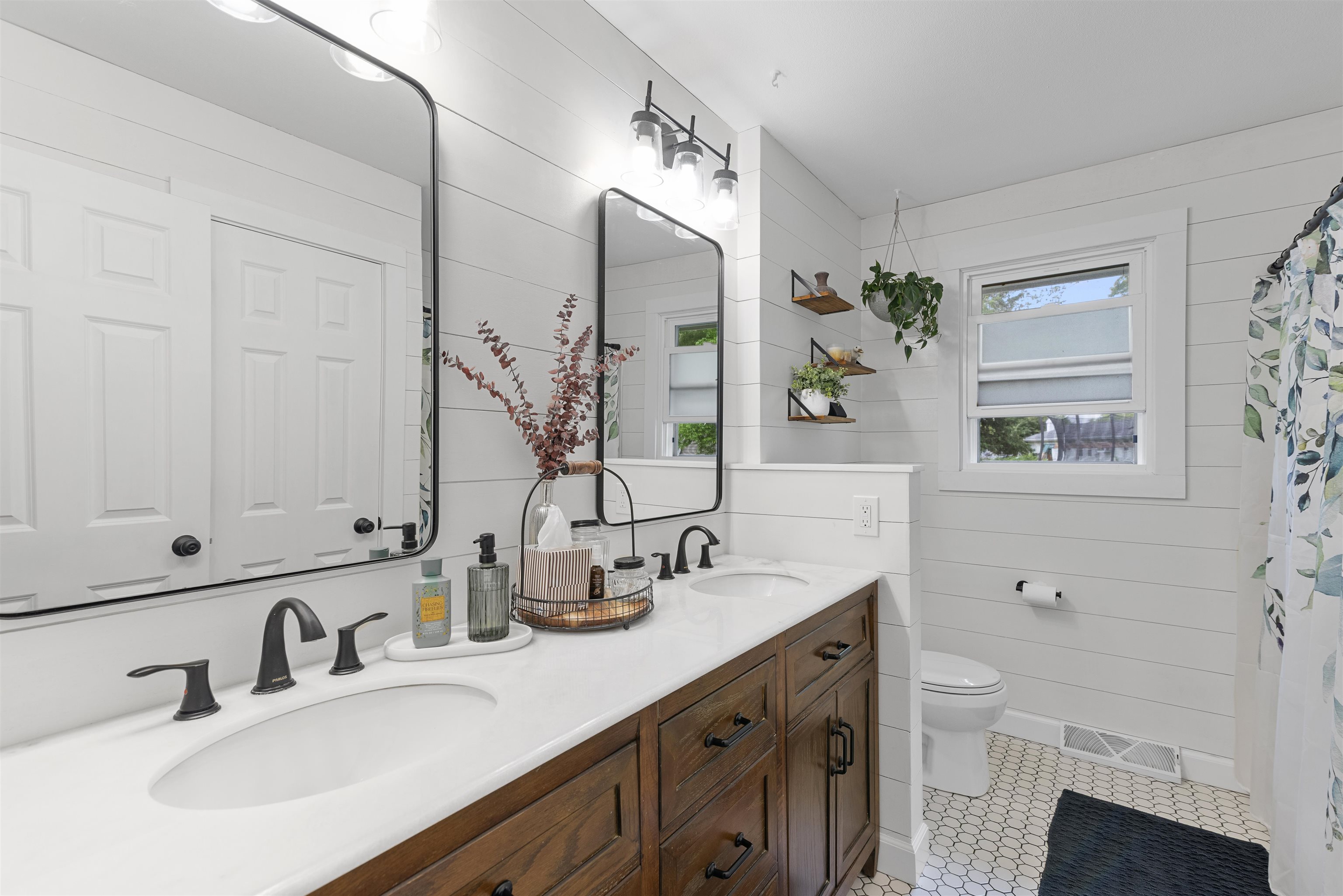 Janesville, Wisconsin 53546, United States, 3 Bedrooms Bedrooms, ,2 BathroomsBathrooms,Residential,Active,184656