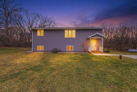 Photo of N4202 Welsh Road, Juneau, WI 53039 (MLS # 2018458)