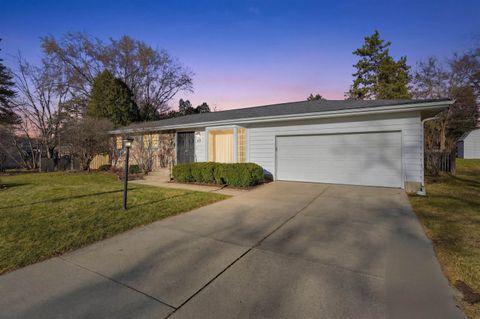 Photo of 414 Woodview Drive, Sun Prairie, WI 53590 (MLS # 2017697)