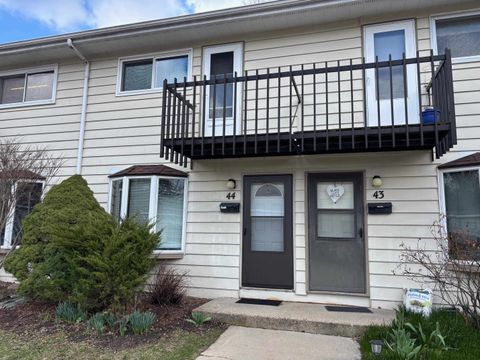 Photo of 44 N Lakewood Gardens Lane, Madison, WI 53704 (MLS # 2020455)