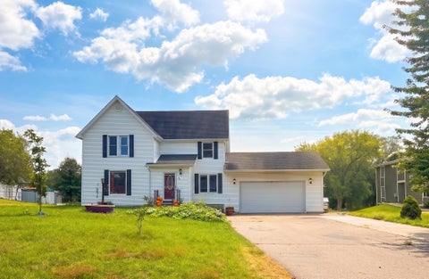 Photo of 801 E Chestnut Street, Pardeeville, WI 53954 (MLS # 2030729)