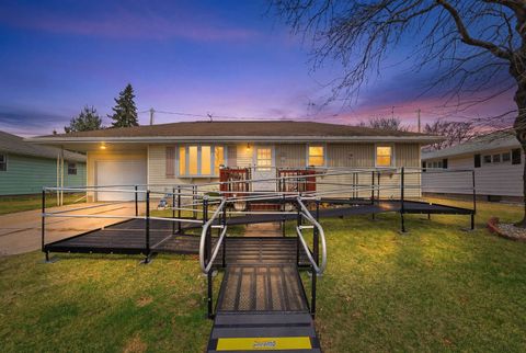 Photo of 522 W Lincoln Street, Waupun, WI 53963 (MLS # 2019391)