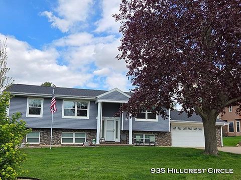 Photo of 935 Hillcrest Circle, Platteville, WI 53818 (MLS # 2023634)