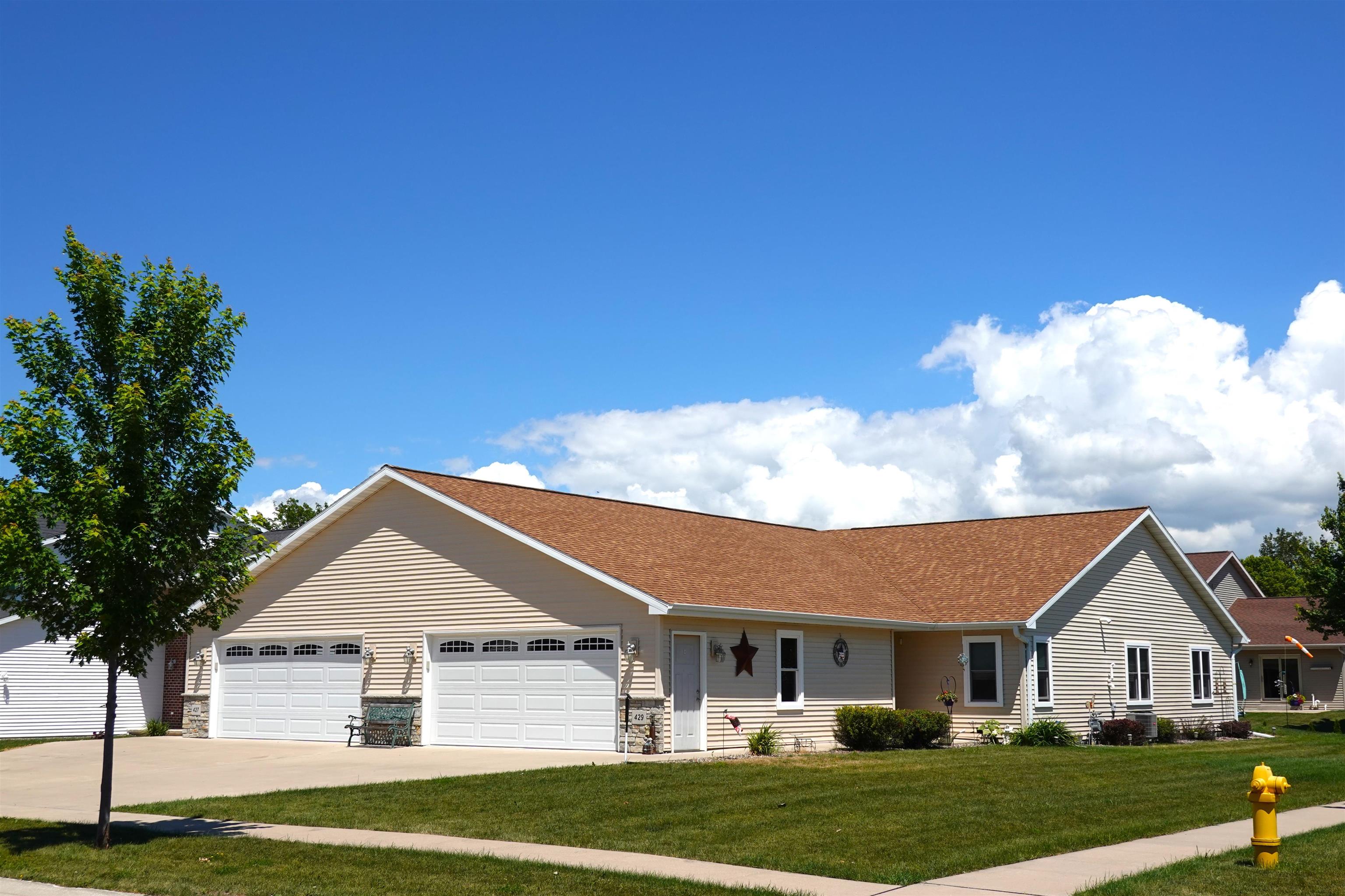Photo 1 of 27 — 429 GREENBRIAR Avenue, Fond Du Lac, WI 54935