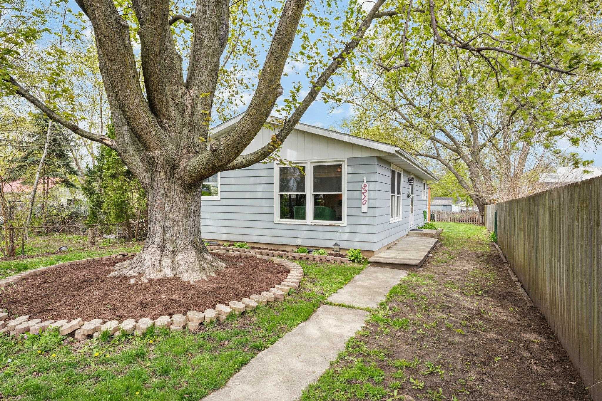 Madison, Wisconsin 53714, United States, 3 Bedrooms Bedrooms, ,1 BathroomBathrooms,Residential,Pending,140144