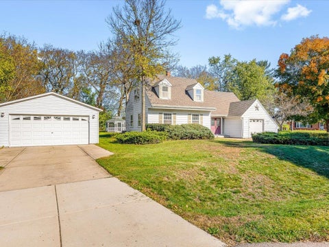 Photo of 15 Valley Road, Beloit, WI 53511 (MLS # 2035131)