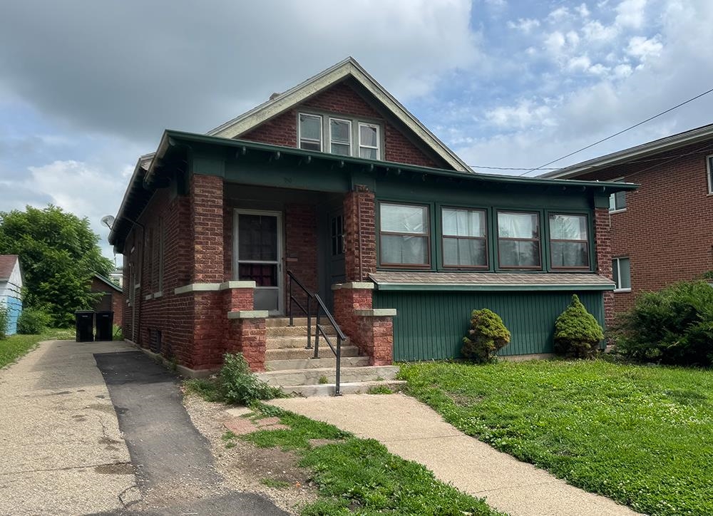 359 W Grand Avenue