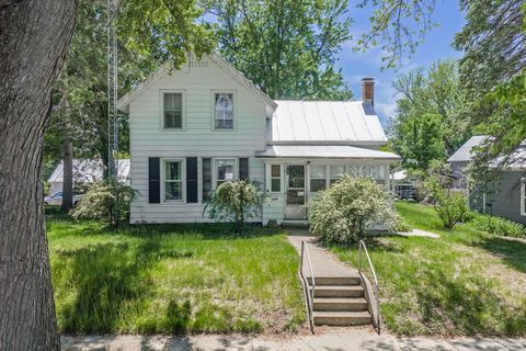 Photo of 426 4th Street, Baraboo, WI 53913 (MLS # 2024326)
