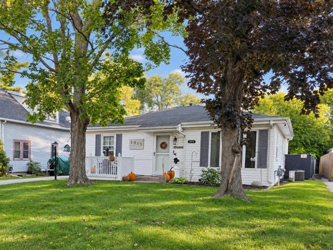 Photo of 1915 Glen Avenue, Beloit, WI 53511 (MLS # 2034008)