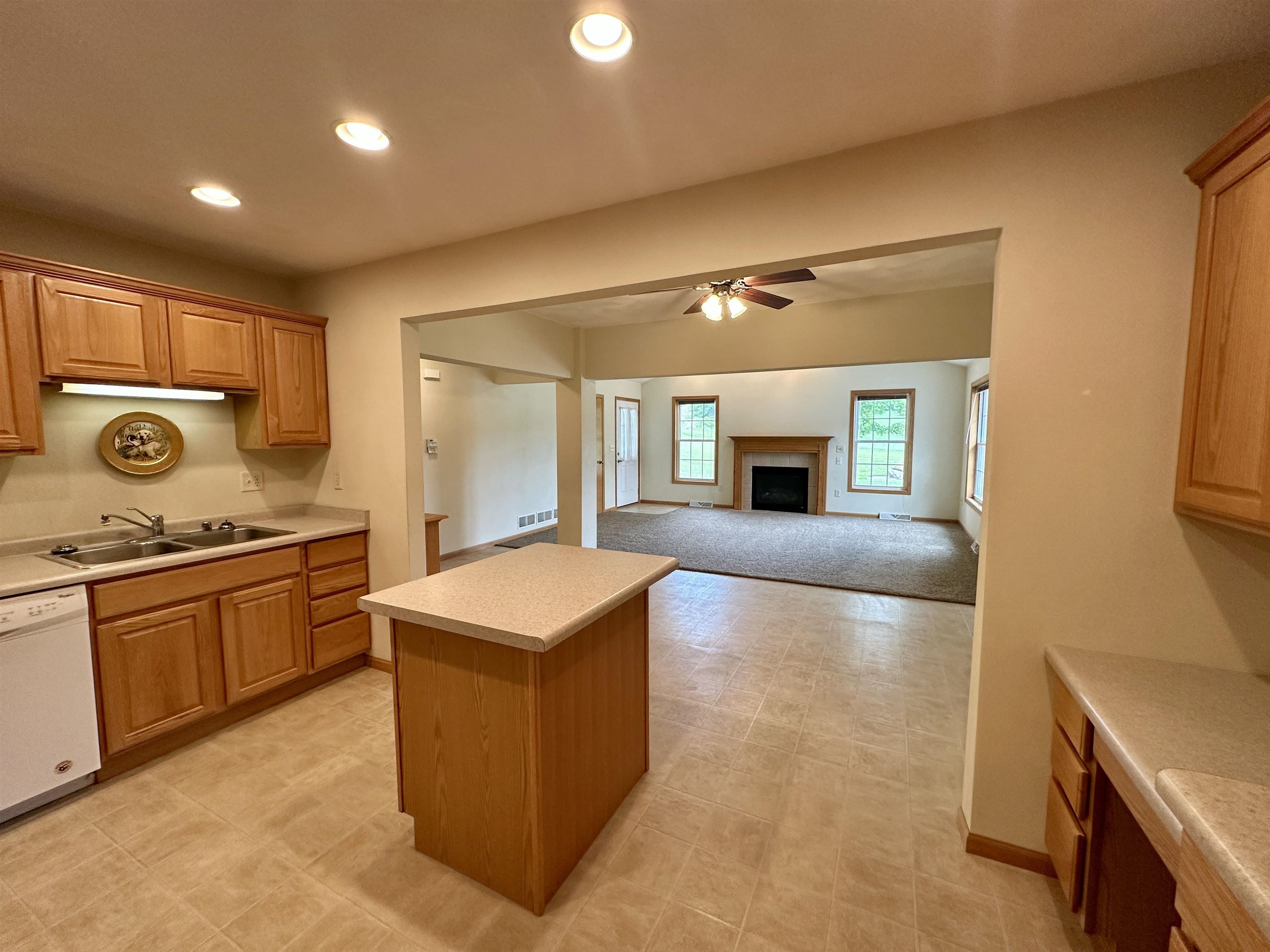 Evansville, Wisconsin 53536, United States, 2 Bedrooms Bedrooms, ,2 BathroomsBathrooms,Residential,Active,189220